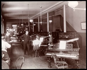 Et utstillingslokale til New England Piano Co., 1895 (sølv gelatintrykk)